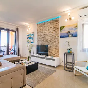 Charming House On The And Deluxe Apartament